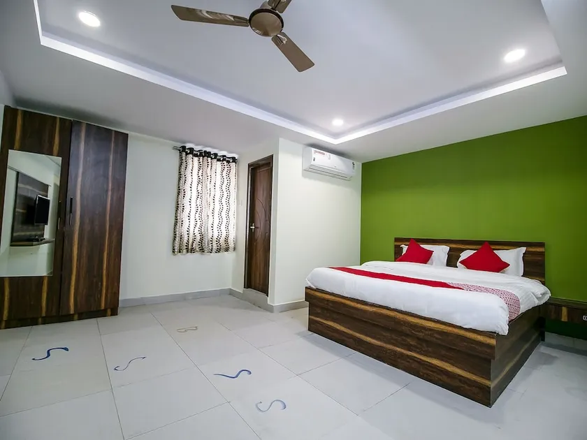 OYO 11842 Hotel Aditya - Image 1