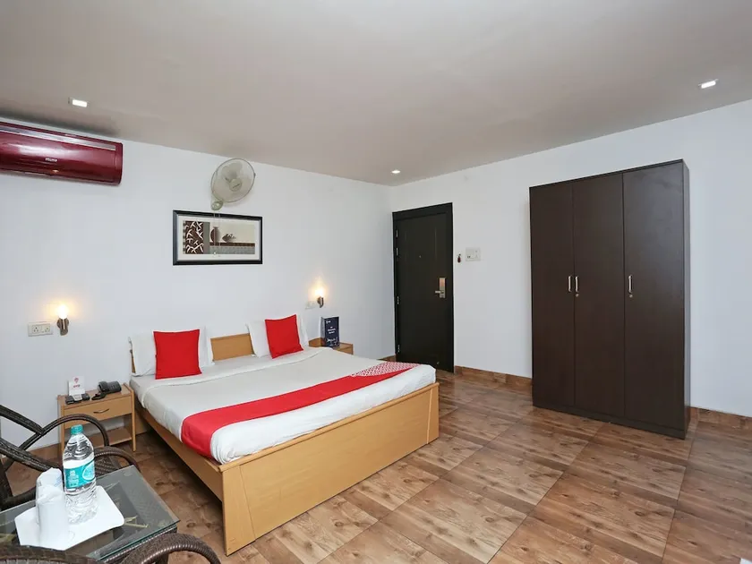 OYO 2794 Hotel Plaza Inn - Image 1