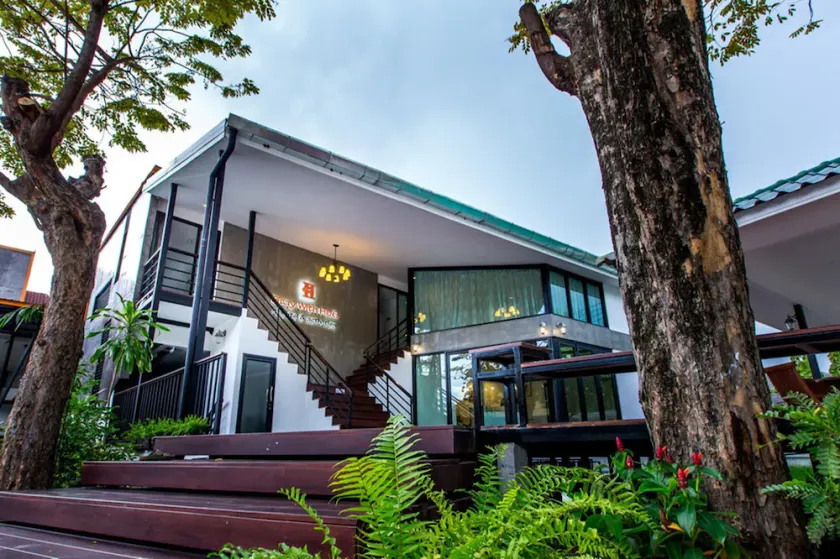 Stay With Hug Poshtel & Activities - Image 1