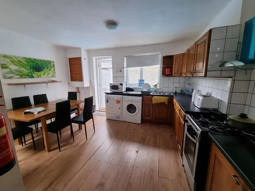 Lovely 5-bed House in London - Image 1
