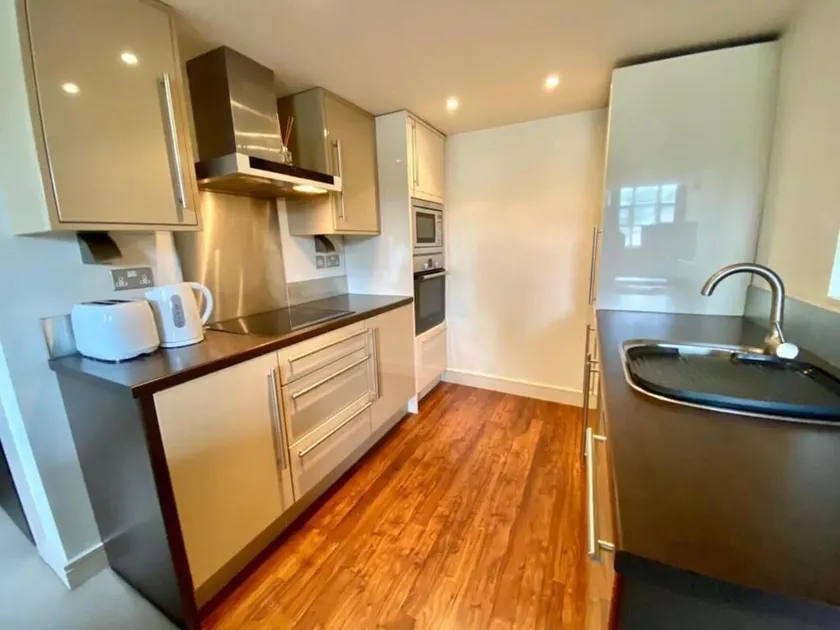 Comfy 1-bed Apartment in Huddersfield - Image 1
