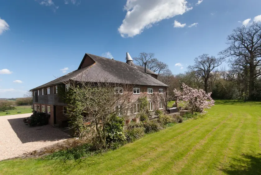 Field Green Oast Bed and Breakfast - Image 1