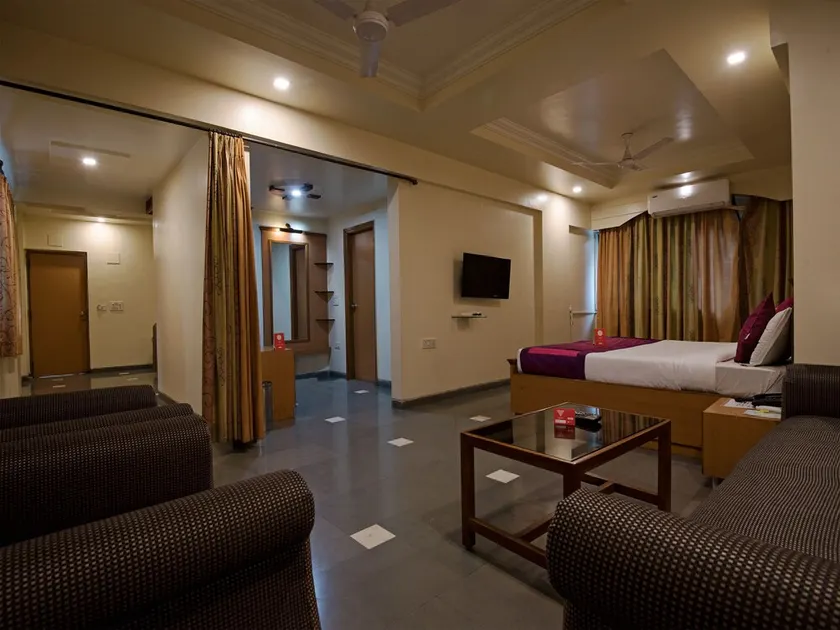 OYO 9739 Hotel Ratnalok - Image 1