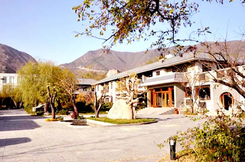 Fragrant Hills Holiday Business Hotel - Image 1