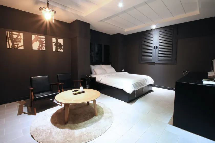 S Hotel - Image 1