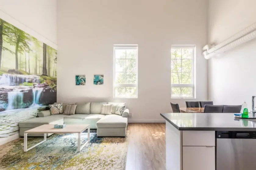 Spacious 2Br Dundurn Loft Rooftop Terrace Parking Gym - Image 1