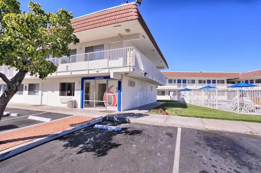 Motel 6 Pittsburg - Image 1