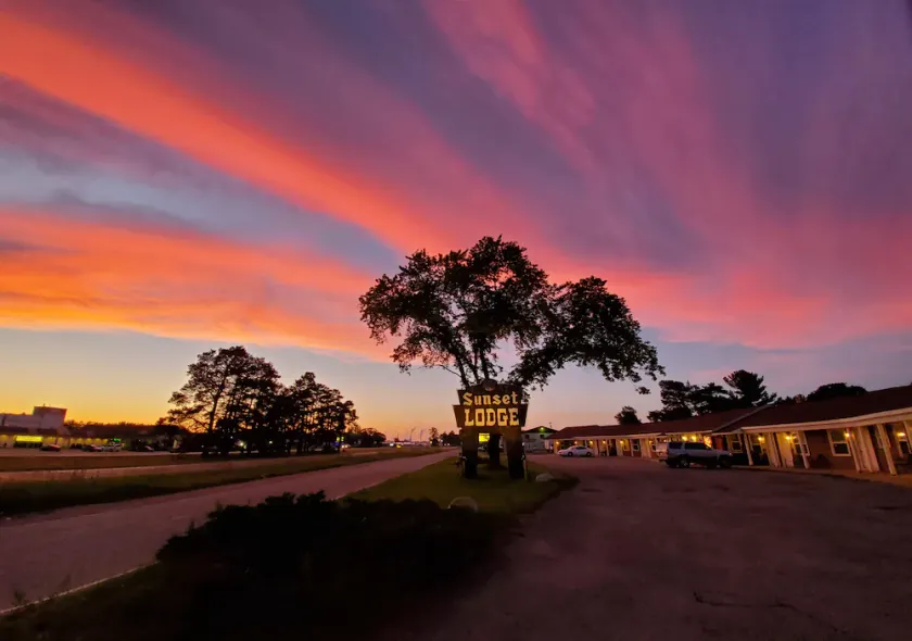 Sunset Lodge - Image 1