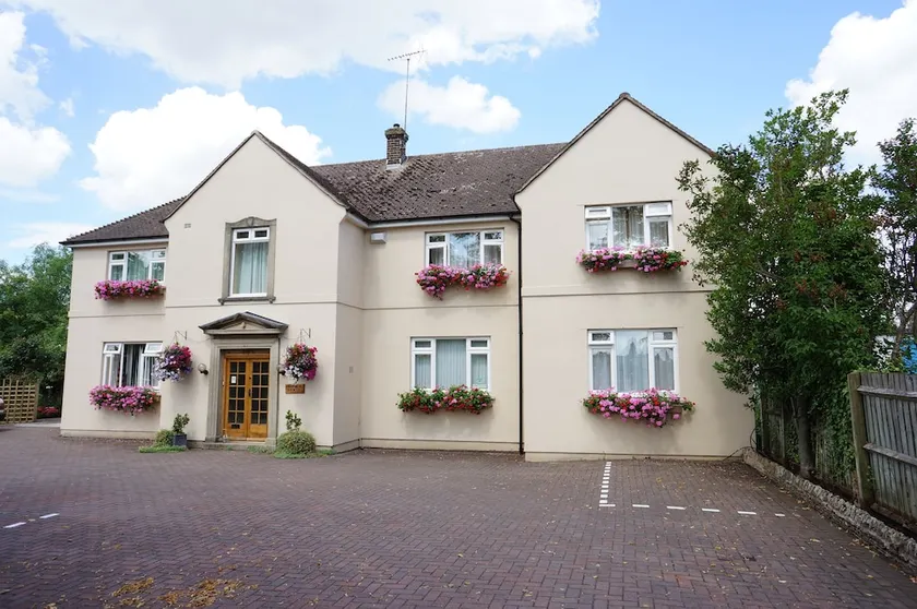Bridge House B&B Cheltenham - Image 1