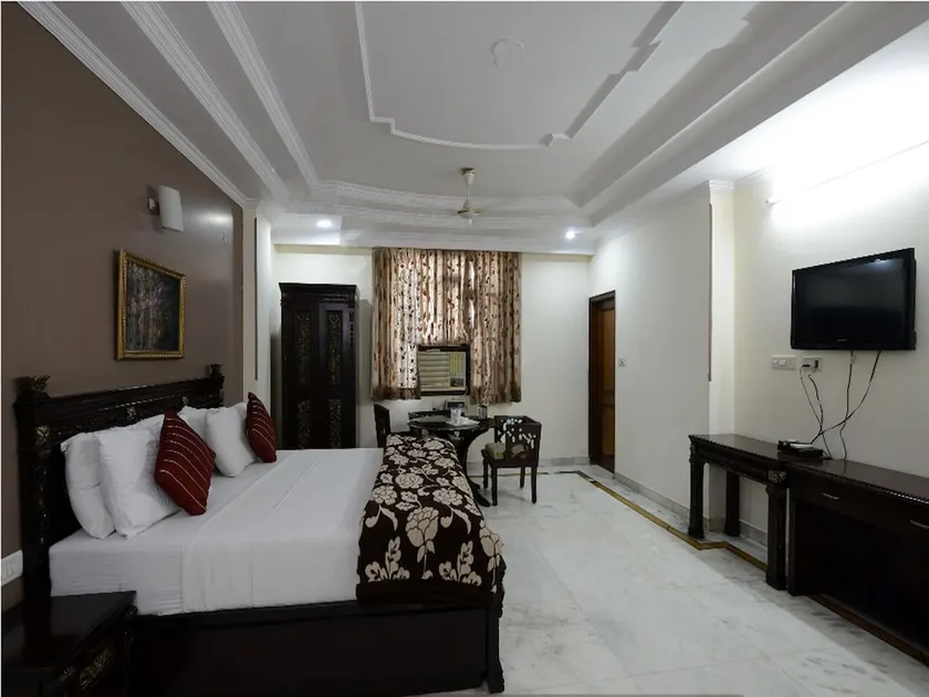 Vishal Residency Hotel - Image 1