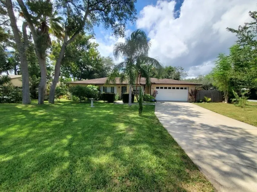 Tiki Beach Queen 3 Bedroom Home by Redawning - Image 1