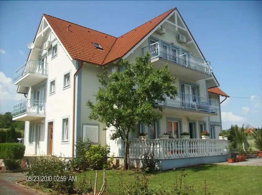 Hollik Apartmanhaz - Image 1