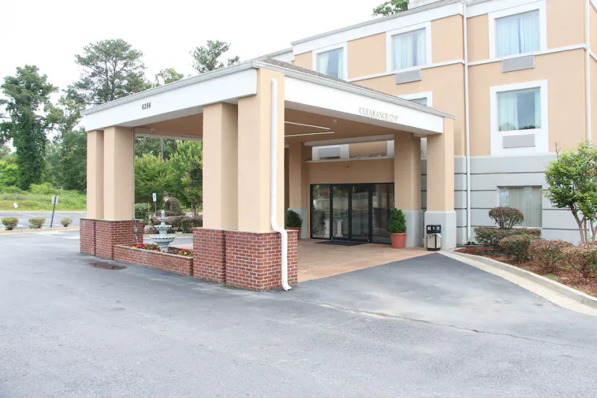 Jameson Inn & Suites - Image 1
