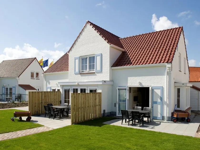 Spacious Villa by the Sea - Image 1