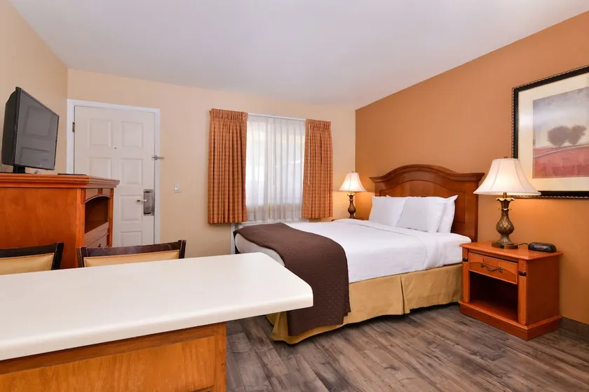 Red Lion Inn & Suites Cathedral City Palm Springs - Image 1