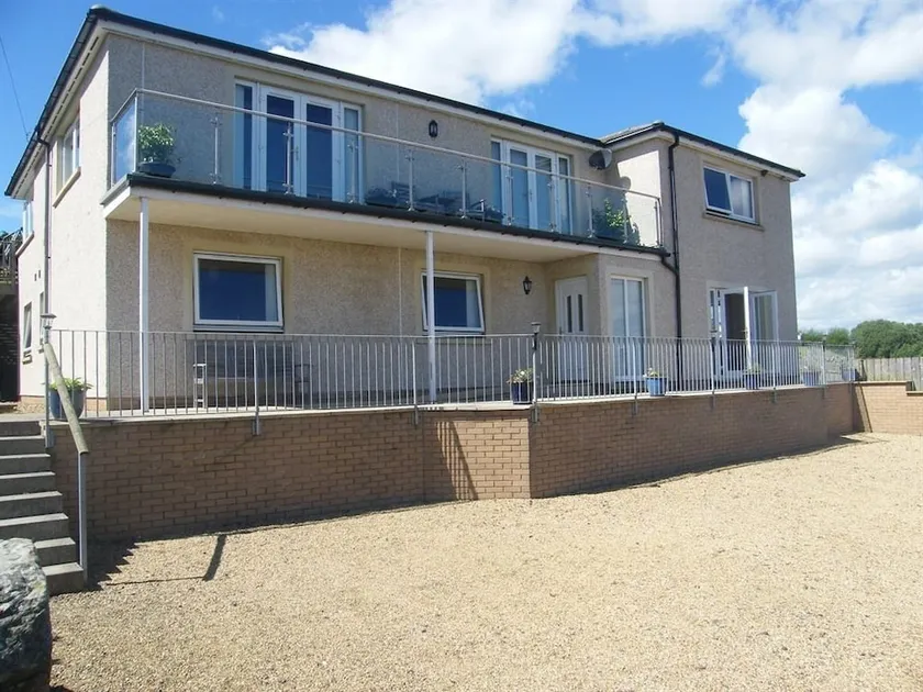 Elmbank Accommodation - Image 1