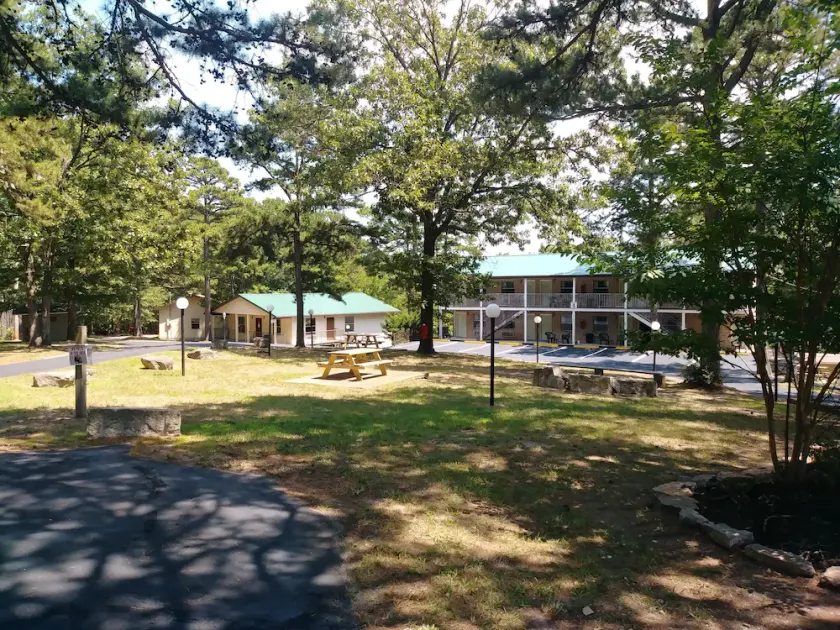 Travelers Inn - Image 1