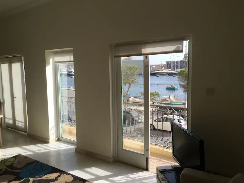 Senglea Seafront Apartment - Image 1