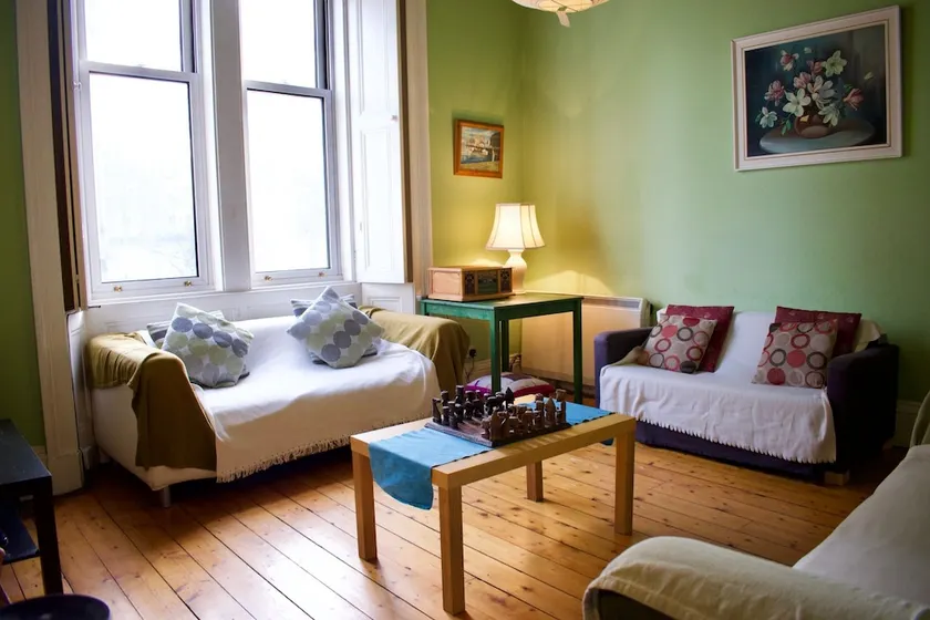 Traditional 3 Bedroom Apartment in Bruntsfield - Image 1