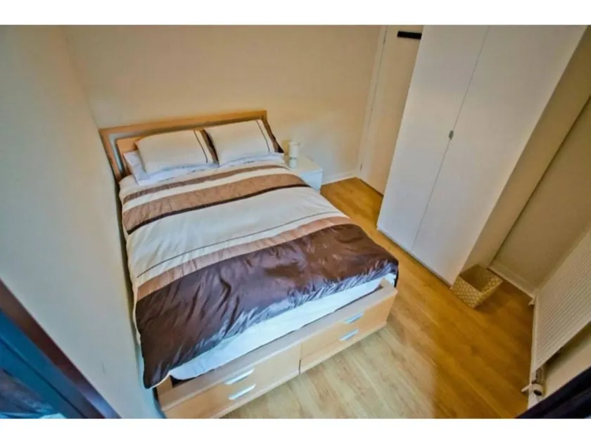Central Open Plan Flat Sleeps 4 - Image 1