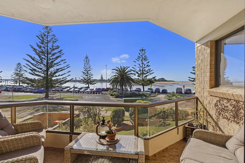Sundowner Apartment 2, Take in the View - Image 1