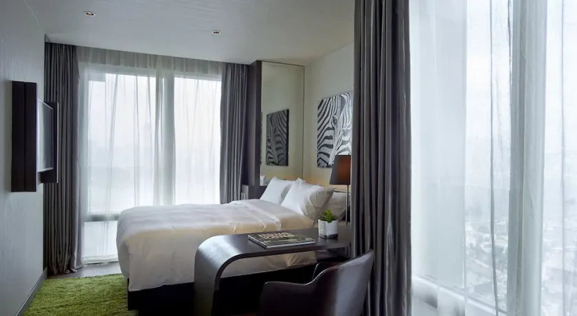 Gloucester Hotel - Image 1