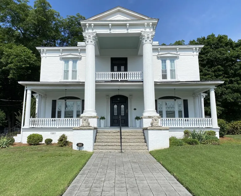 Chez Lindsey Bed & Breakfast - Image 1