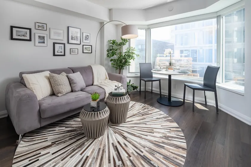 QuickStay - Executive Condo in Yorkville (Yonge & Bloor) - Image 1