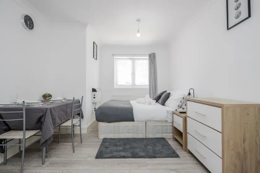 Remarkable 1-bed Studio in Dagenham - Image 1