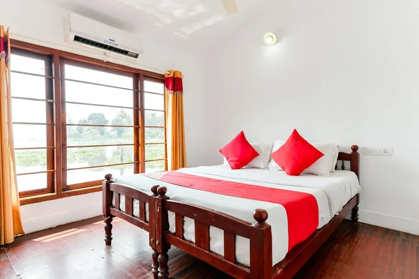 OYO 23103 Houseboat Ganga 5bhk Deluxe - Image 1