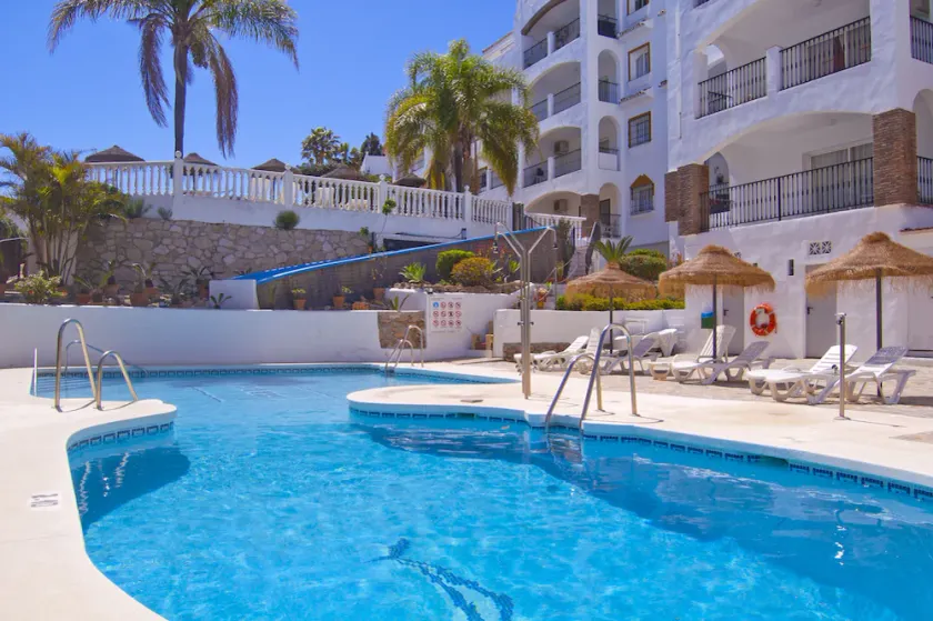 Spacious 2 Bed Apartment in Calahonda - Image 1