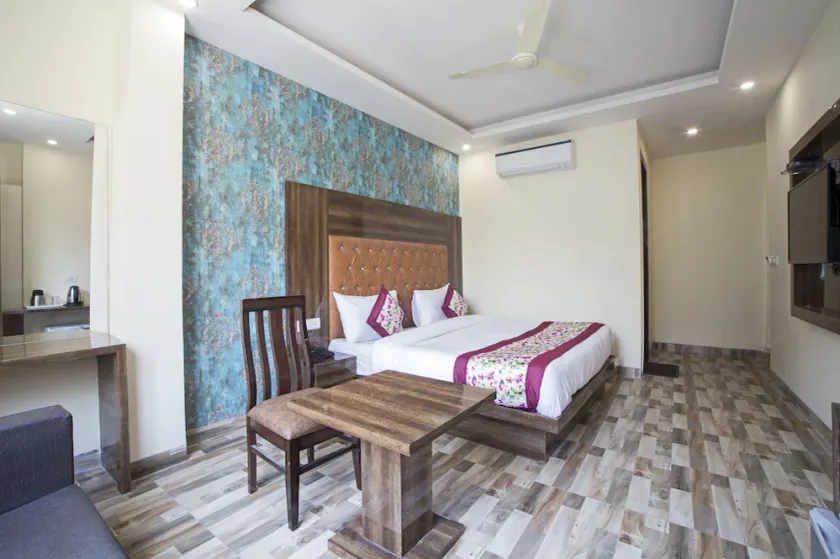 Hotel Smart Suites - Image 1