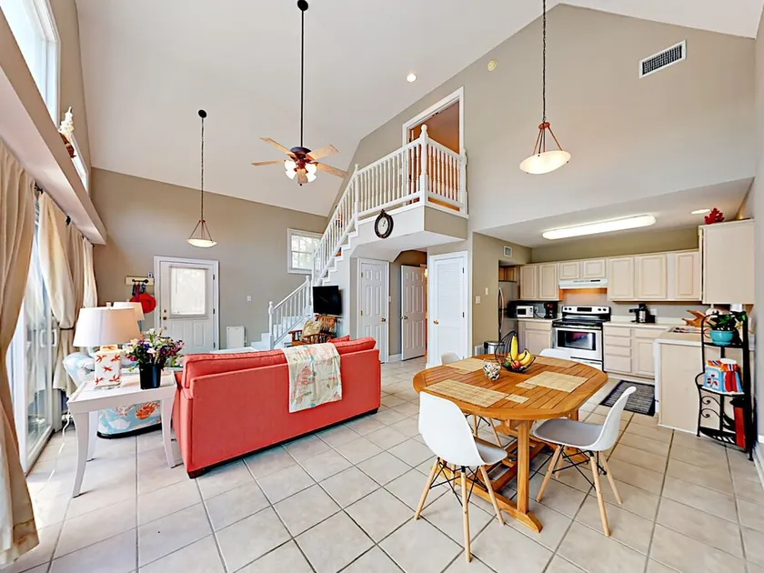 Pet-friendly 3br, 2 Blocks To Beach 3 Bedroom Home - Image 1