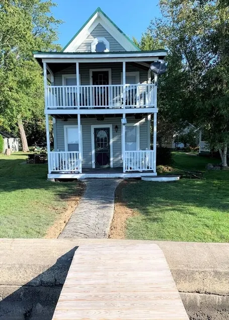 Sweet Mary 2 Bedroom Home by RedAwning - Image 1