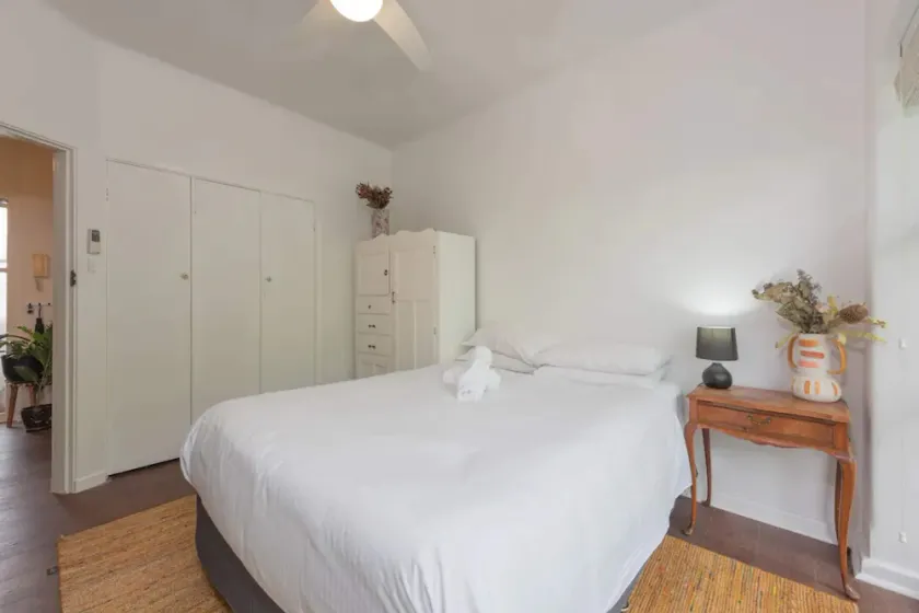 Mid-century 1 Bedroom Apartment on Albert Park With Parking - Image 1