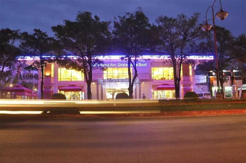 Yasaka Huong Sen Restaurant & Hotel - Image 1