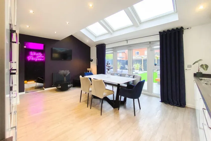 Stunning 4 Bed House With Cinema Room & Parking - Image 1