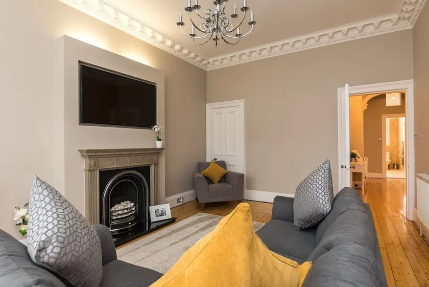 Sleek and Modern 2BR Home Near City Centre - Image 1