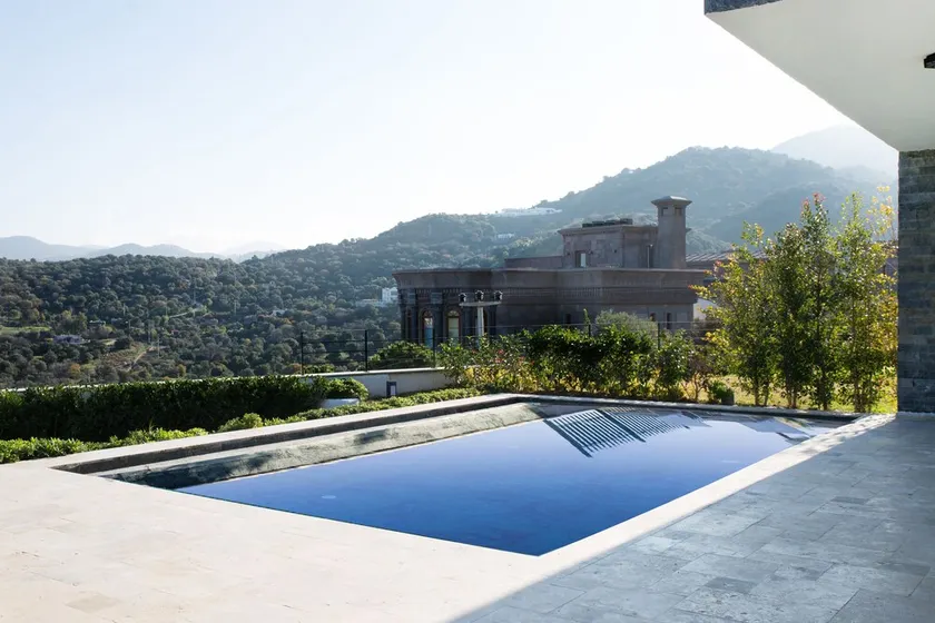 Important Group Villa Prestige - Image 1