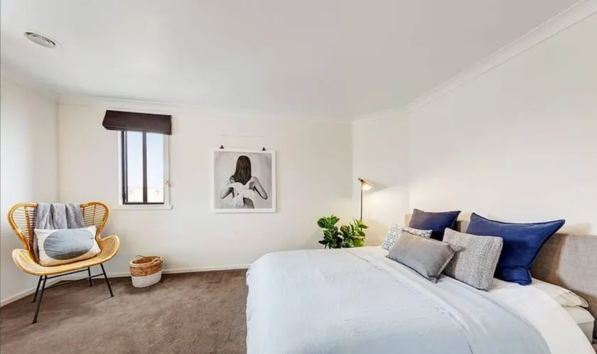 Spacious 2 Bedroom Apartment in Brunswick With Patio and Parking - Image 1