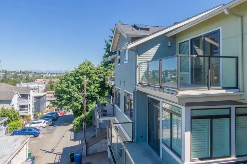 5 Min To Downtown Seattle! 3br & 2ba Cozy Townhome 3 Bedroom Townhouse by Redawning - Image 1