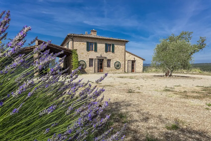 Tuscan Farmhouse near Siena - Image 1