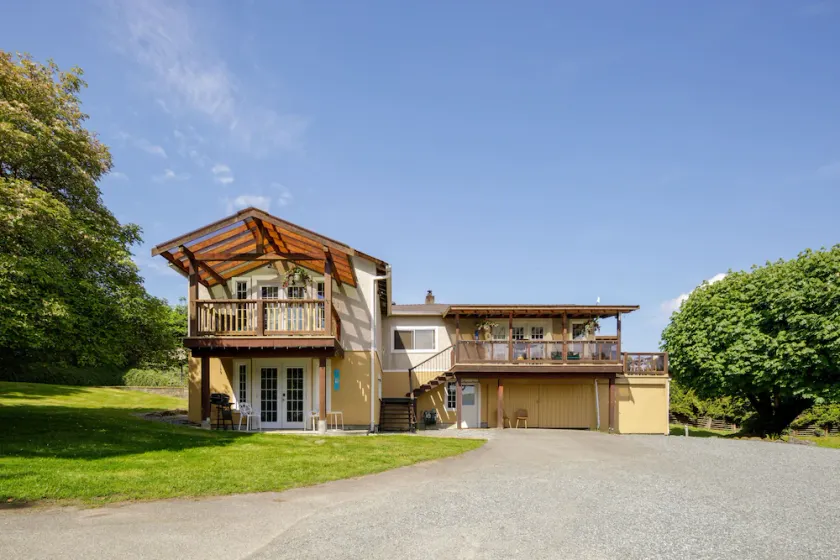 Loat Suites Departure Bay by Restavio - Image 1