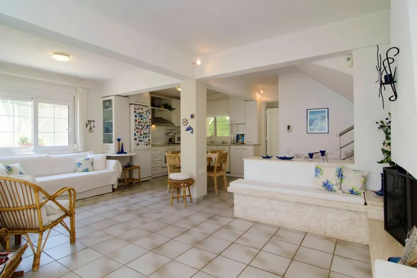 Amazing Villa with a large yard - Image 1