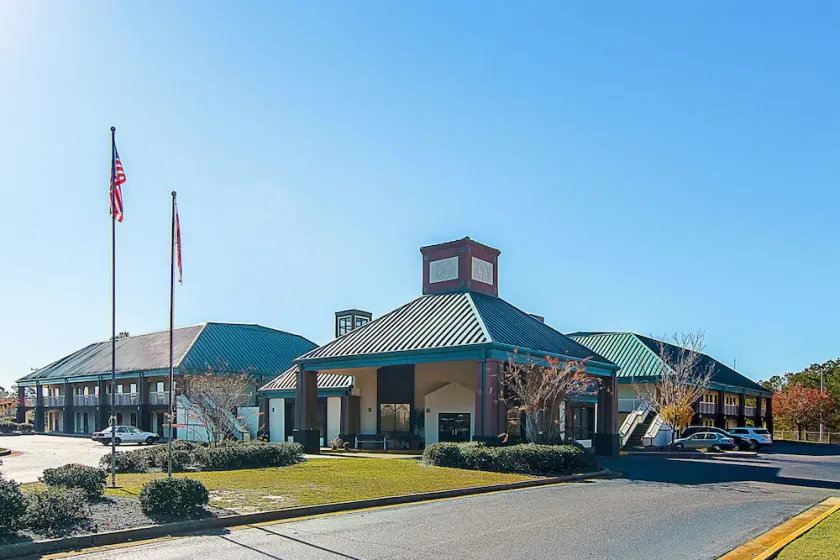 Econo Lodge - Image 1