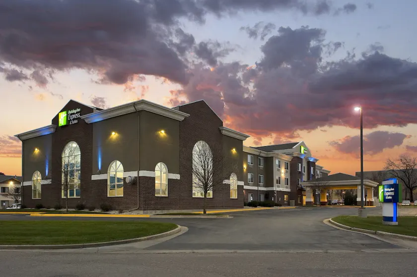 Holiday Inn Express & Suites Brookings - Image 1