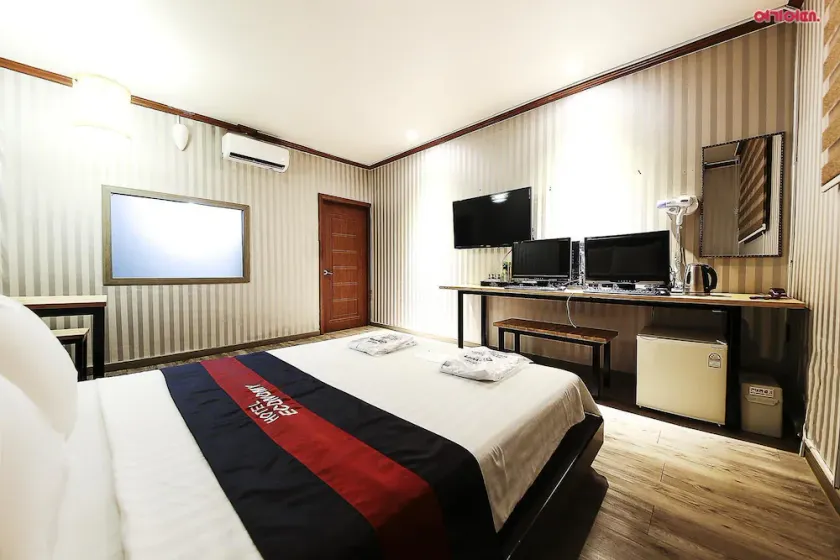 Economy Hotel - Image 1
