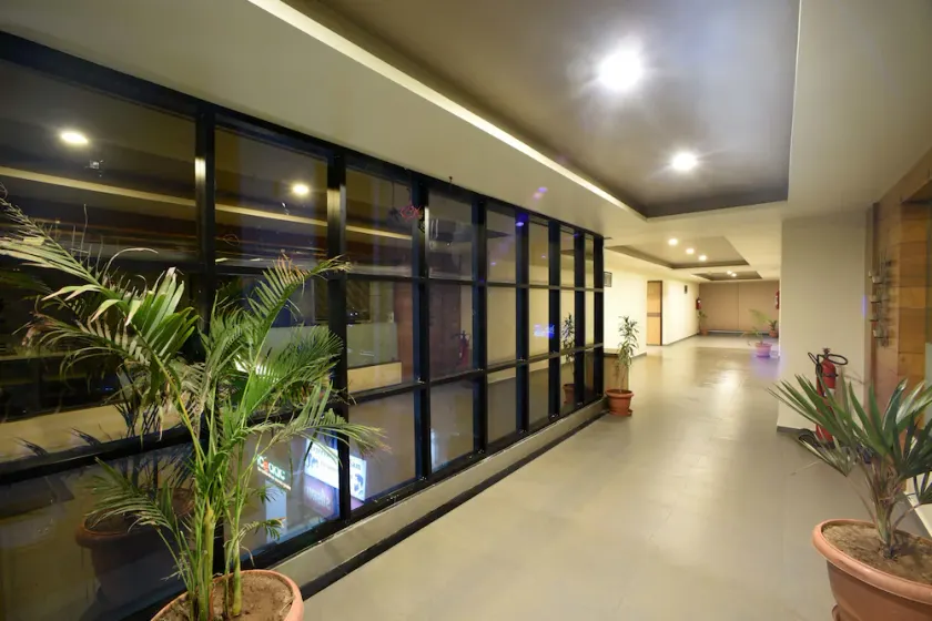 Hotel Middle Town - Image 1