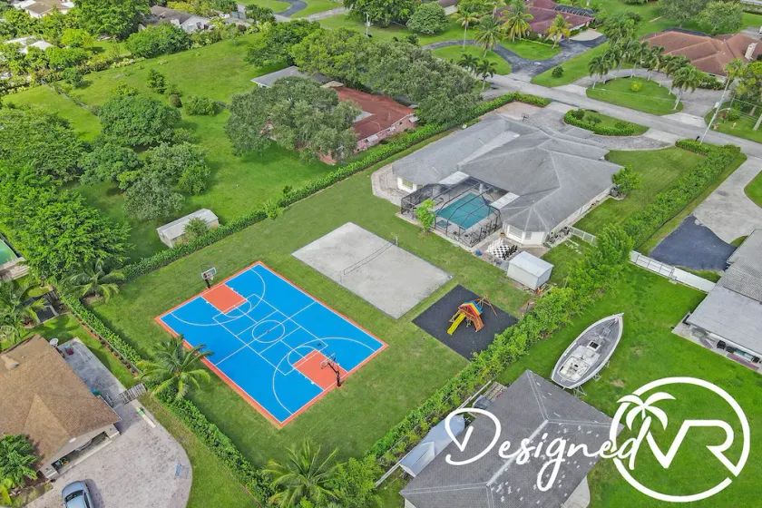 Luxurious 8BR Family Estate with Pool - Image 1