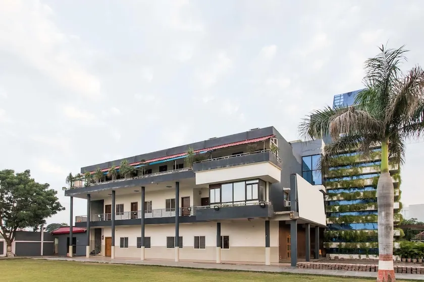 Hotel Prem Bandhan by OYO Rooms - Image 1